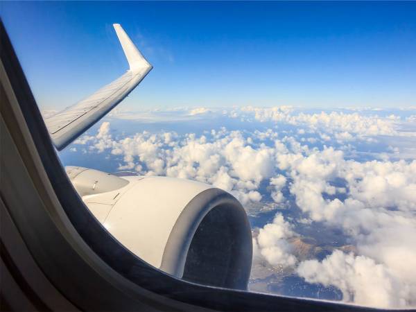 JAL機長の対応に「素晴らしい」の声　エンジン損傷で引き返す機内で？