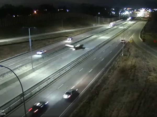 まるで映画のよう！　高速道路に小型飛行機が緊急着陸　衝撃の瞬間がコチラ