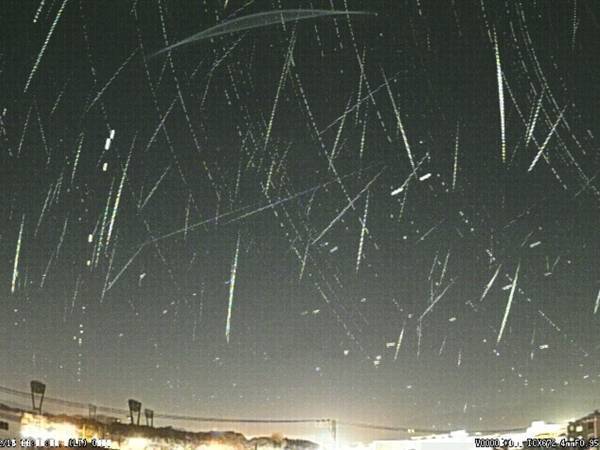 年間でも最大数の流星が見られるふたご座流星群　一夜の写真がまさに『星降る夜空』