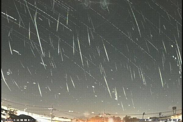年間でも最大数の流星が見られるふたご座流星群　一夜の写真がまさに『星降る夜空』