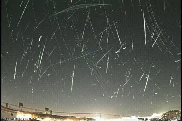 年間でも最大数の流星が見られるふたご座流星群　一夜の写真がまさに『星降る夜空』