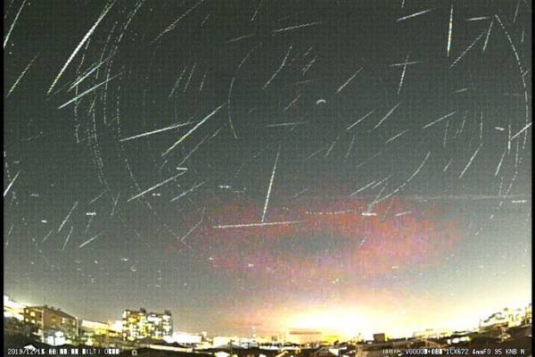 年間でも最大数の流星が見られるふたご座流星群　一夜の写真がまさに『星降る夜空』