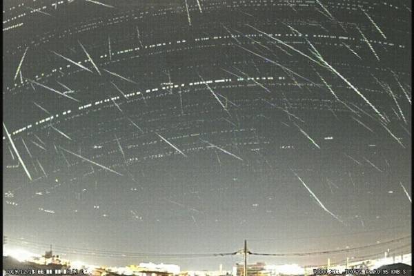 年間でも最大数の流星が見られるふたご座流星群　一夜の写真がまさに『星降る夜空』