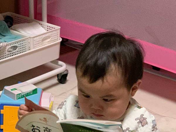 何かを読む息子　持っていた『意外なもの』に１６万人が吹き出す