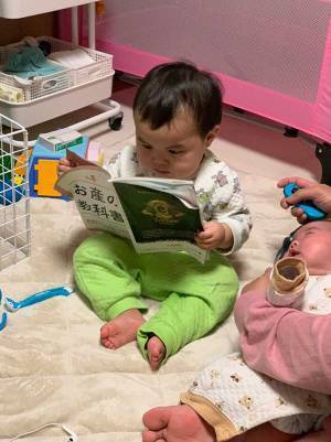 何かを読む息子　持っていた『意外なもの』に１６万人が吹き出す