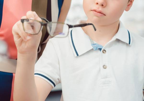 「幼いのに眼鏡とか教育悪すぎ」　心ない声に、母親が反論　内容に称賛の声