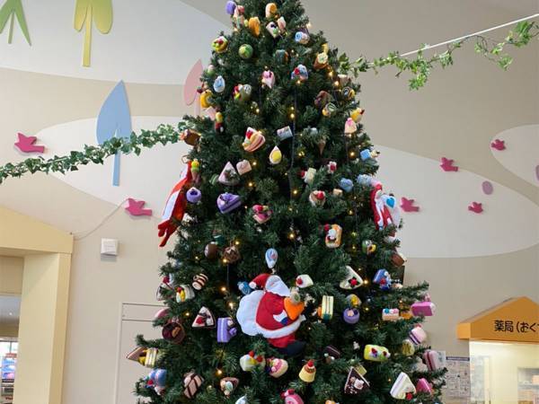 「４００個の飾りを手作り」　小児医療病棟の『クリスマスツリー』が愛に溢れていた