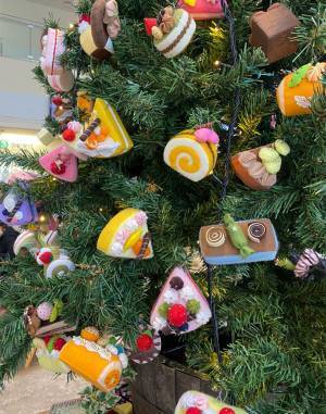 「４００個の飾りを手作り」　小児医療病棟の『クリスマスツリー』が愛に溢れていた