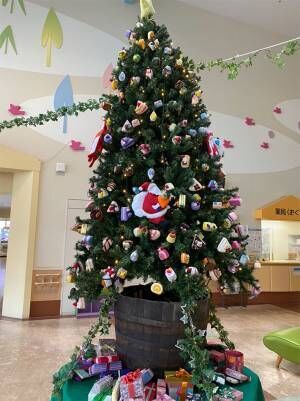 「４００個の飾りを手作り」　小児医療病棟の『クリスマスツリー』が愛に溢れていた