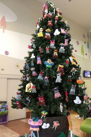 「４００個の飾りを手作り」　小児医療病棟の『クリスマスツリー』が愛に溢れていた
