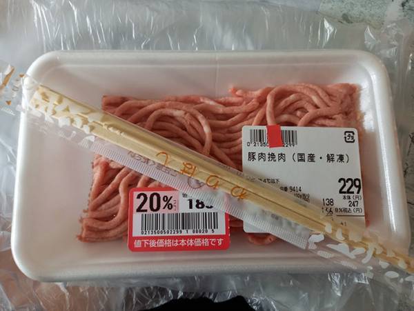 「見た瞬間笑った」「相当疲れてたんだろうな…」　ひき肉に付いてきたものに、驚愕
