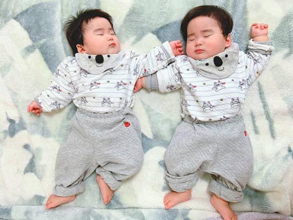 「これは１００点満点」　シンクロする、双子の寝相に癒される