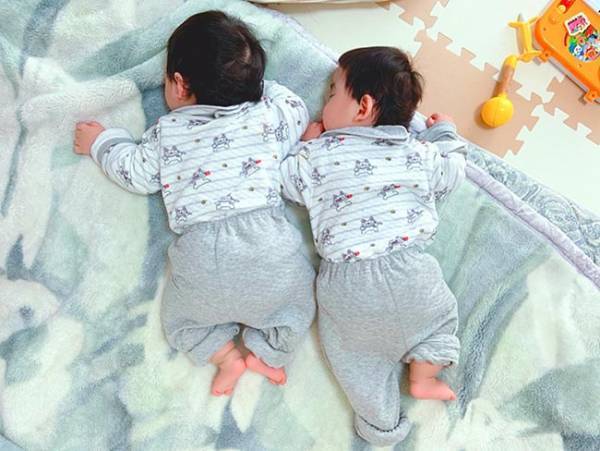 「これは１００点満点」　シンクロする、双子の寝相に癒される