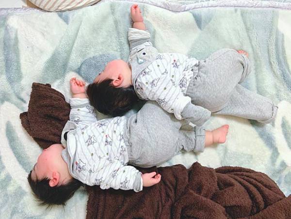 「これは１００点満点」　シンクロする、双子の寝相に癒される