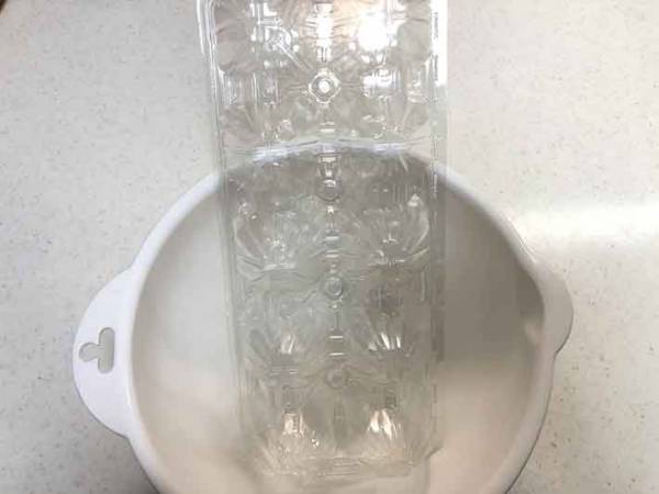 爽快！卵パックをぺちゃんこにする裏技がクセになる