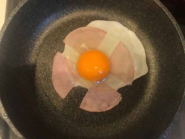 なぜ今まで気が付かなかったのか ハムエッグの作り方ライフハックをやってみた