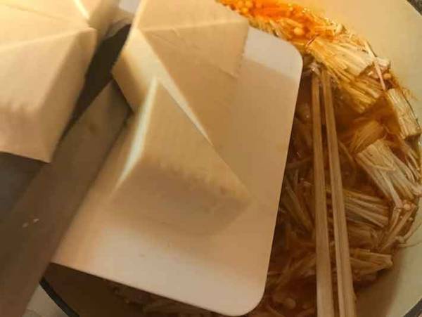 鍋の季節に知っていると便利！絹豆腐はある切り方にすると崩れない！