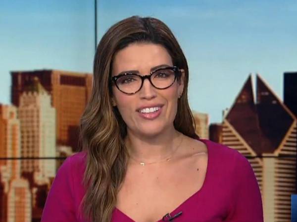 メガネをかけて出演したニュースキャスターに称賛の声が殺到　その理由は？