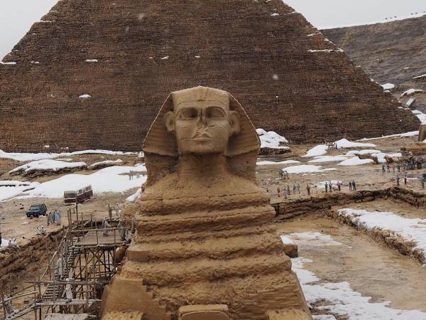 「笑った」「お見事」　積雪のピラミッド、よく見てみると…？