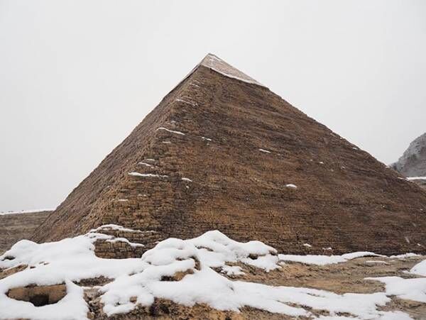「笑った」「お見事」　積雪のピラミッド、よく見てみると…？