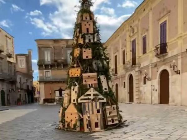 「完璧だ」　クリスマスツリーに住み着いた『住人』に町の人たちが大喜び