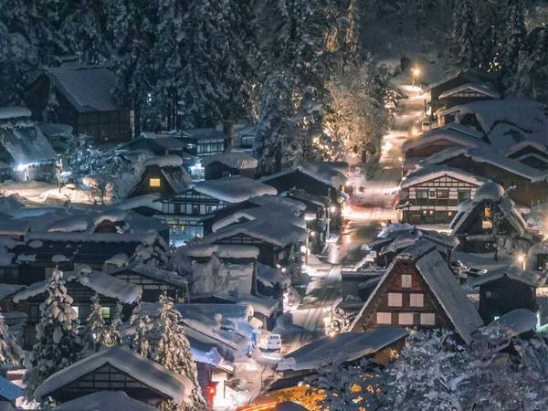 「まるで異国？」冬の白川郷を写した２枚に、心奪われる
