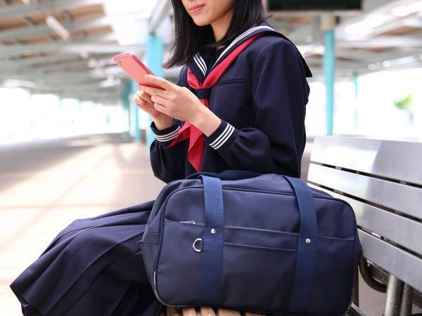 認知症のおばあちゃんと暮らす１０代の女の子　１日に何度もお小遣いをもらうも？