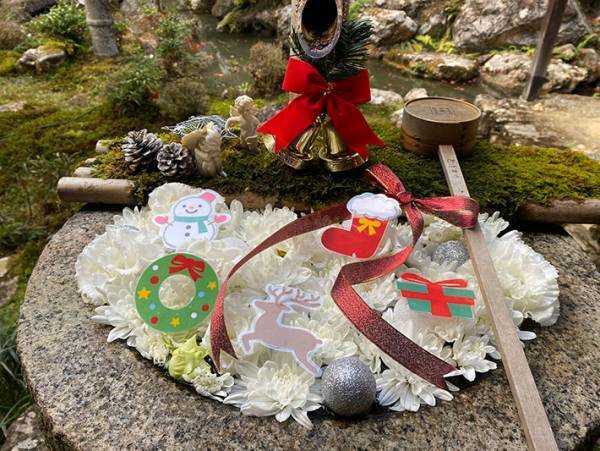 京都のお寺にある『聖なる花手水』が美しい！　雪が積もると…？