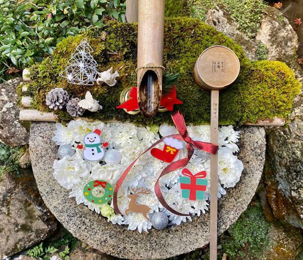 京都のお寺にある『聖なる花手水』が美しい！　雪が積もると…？