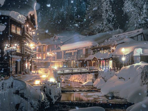 「幻想的な街並み」「絵画かと思った」　山形県の温泉街で撮られた写真に反響