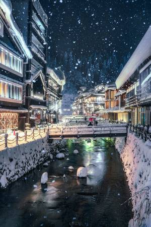 「幻想的な街並み」「絵画かと思った」　山形県の温泉街で撮られた写真に反響