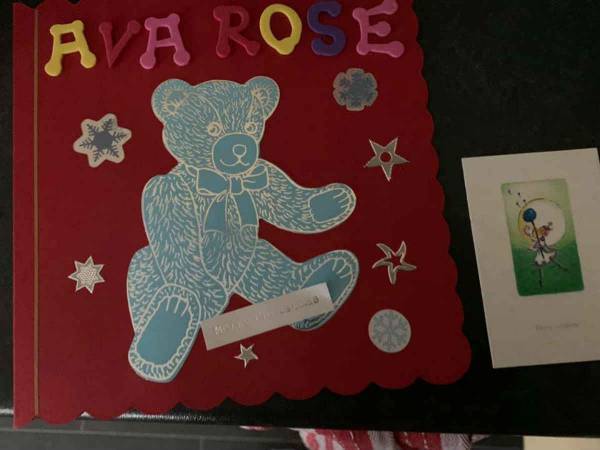 天国の父親から娘たちへクリスマスカードが？　事実を知った母親は言葉を失う