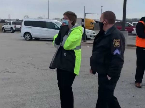 高速道路を２０km歩いて通勤するシングルマザー　それを知った保安官は…？