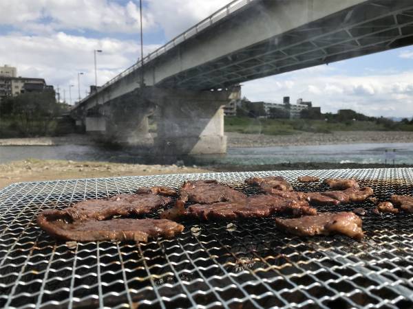 「すごく危険じゃん」「モラルがないのか」　バーベキュー後の河川敷がひどい状態に