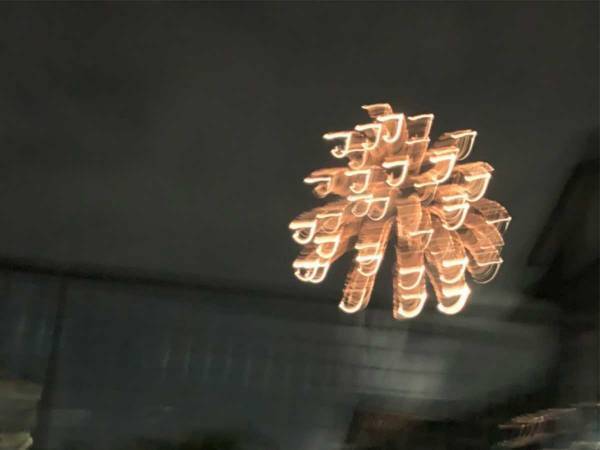 ４歳娘が撮影した花火に「声上げて笑った」「シュールすぎる」の声