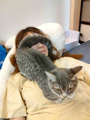 飼い主にお尻を向ける猫が？　うらやむ声が殺到した理由