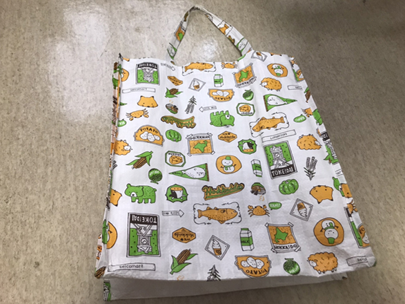 ４００円で販売されているセイコーマートのエコバッグ　数日分の食料を入れてみると？