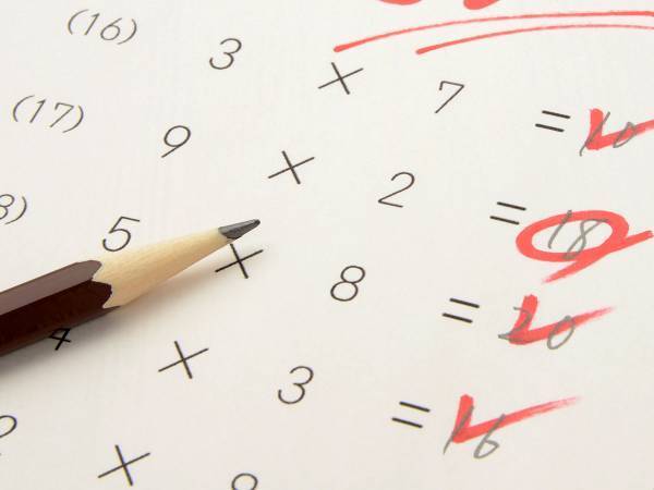 子供のテストの点数をなげく母親　しかし、内容に「キレッキレ」「最高」