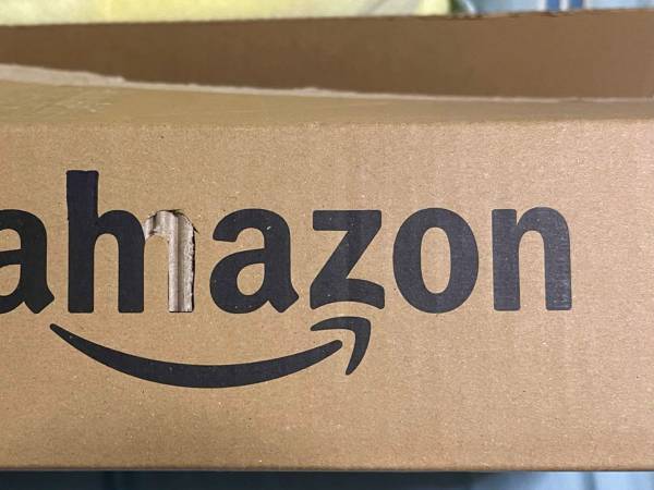 母から届いた段ボールに「爆笑した」「最高のセンス」　息子も鋭いツッコミ！