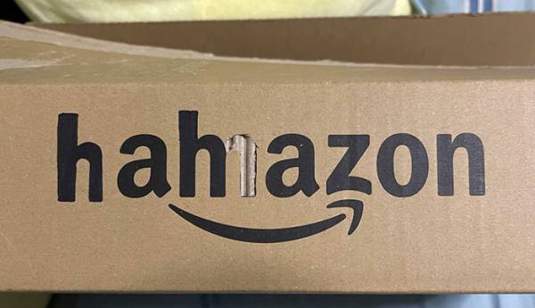 母から届いた段ボールに「爆笑した」「最高のセンス」　息子も鋭いツッコミ！