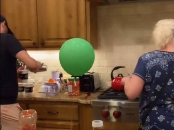 キッチンでゆらゆらと動く風船　その先に付いているのは？　「大笑いした」