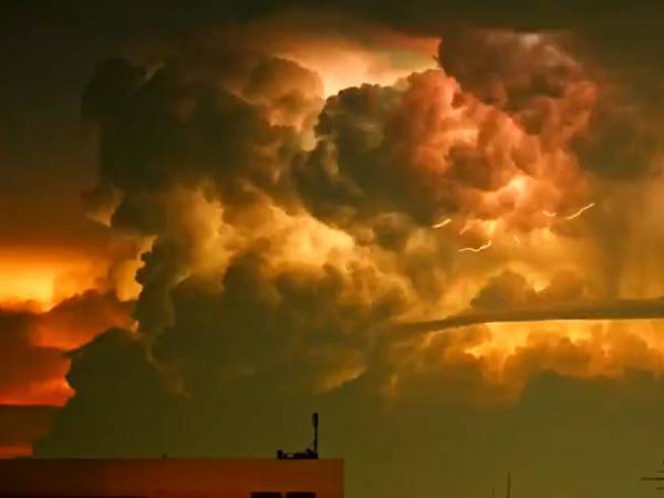 ３秒ごとに撮影した、雷が鳴る様子を編集すると？　「神々しい」「何度も見てしまう」