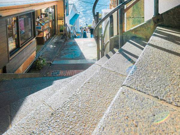 階段の上から撮った、海が見える写真が？　「絵かと思った」「ノスタルジー感じる」