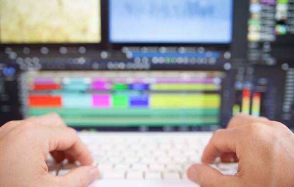 「アナウンサーは活字を食え」　テレビニュースの字幕間違いに思う