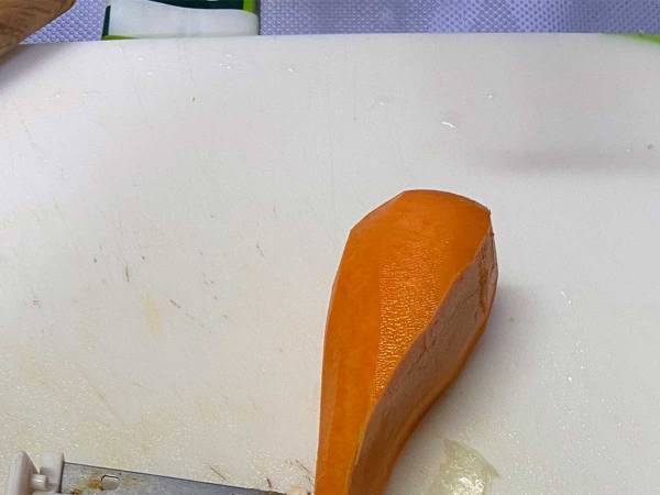 ニンジンの皮剥きを担当した息子　頑張った結果に「お腹抱えて笑った」「最高」