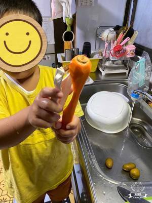 ニンジンの皮剥きを担当した息子　頑張った結果に「お腹抱えて笑った」「最高」