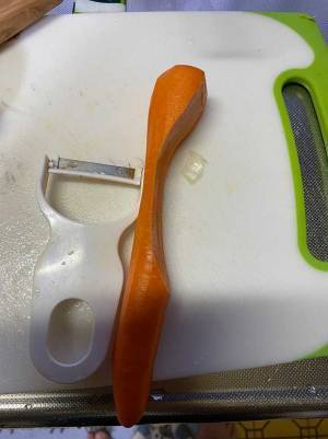 ニンジンの皮剥きを担当した息子　頑張った結果に「お腹抱えて笑った」「最高」