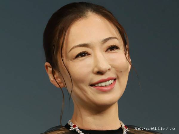 松雪泰子、新ヘアスタイルに絶賛の声　「透明感がすごい」「女神みたい」
