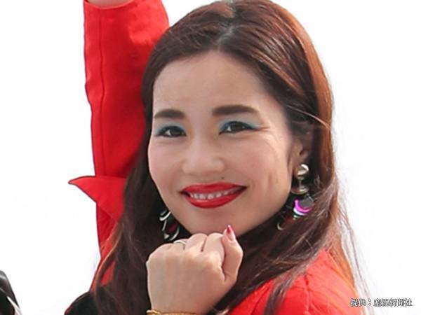 平野ノラの長女、ジュリ扇デビュー　母親のDNAを強く感じる親子ショット