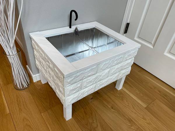 シンクを占拠してくつろぐ猫！　飼い主がどかさない理由とは？